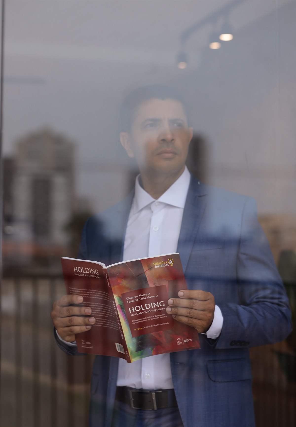 Dr. Genilson Rodrigues analisando um contrato societário